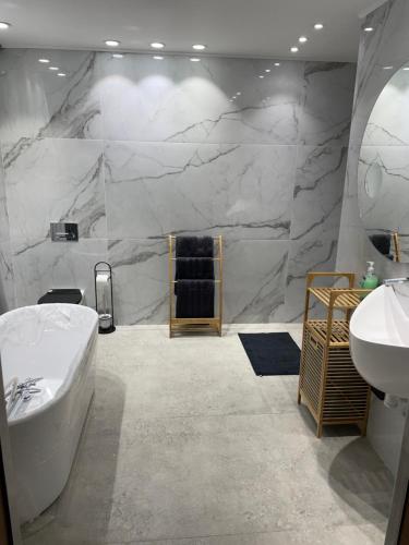 エイラットにあるVilla luxury-designのバスタブと洗面台のあるバスルーム