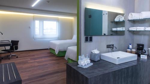 ห้องน้ำของ Holiday Inn Express Mexico Aeropuerto, an IHG Hotel