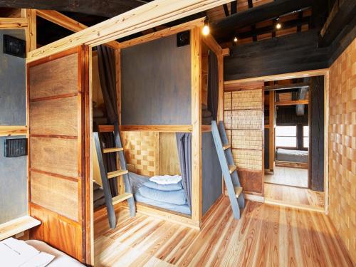 Hostel & Tatami Bar Uchikobare -内子晴れ- tesisinde bir ranza yatağı veya ranza yatakları