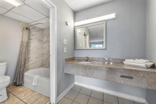 Ett badrum på Riverwalk Inn and Suites Portsmouth