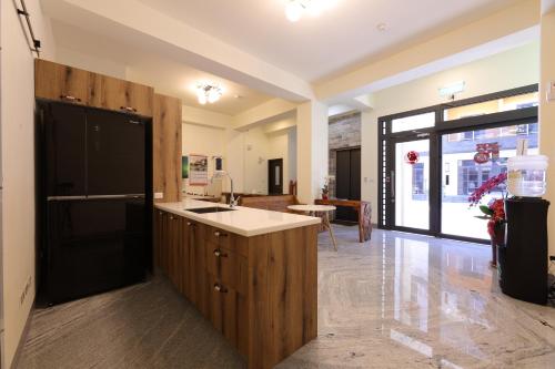 a kitchen with a sink and a large window at 七星潭118海景民宿 in Dahan