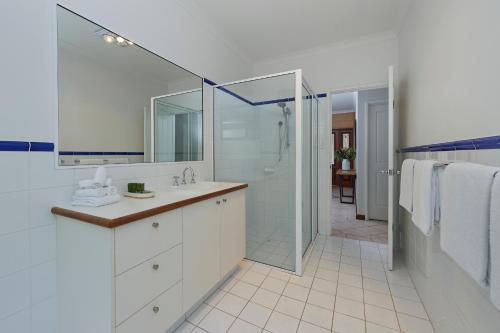 a bathroom with a sink, toilet, and shower at Eight Willows Retreat in Margaret River Town