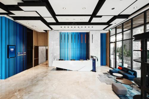 een lobby met blauwe gordijnen en een bad bij Holiday Inn Express Kaohsiung Love River, an IHG Hotel in Kaohsiung