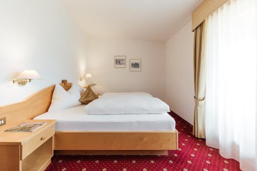 En eller flere senger på et rom på Hotel Bauhof