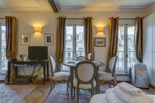 Eiffel Tower View Apartment 1 min walk Paris 7th Air Conditioning