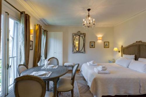 Eiffel Tower View Apartment 1 min walk Paris 7th Air Conditioning