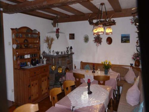 uma sala de jantar com duas mesas e uma cozinha em Gästehaus Schwaiger em Schönau am Königssee