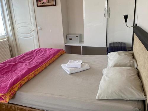 Ένα ή περισσότερα κρεβάτια σε δωμάτιο στο Sakran Hotel