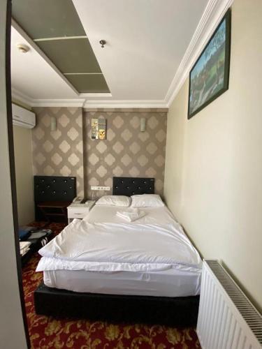 Ένα ή περισσότερα κρεβάτια σε δωμάτιο στο Sakran Hotel