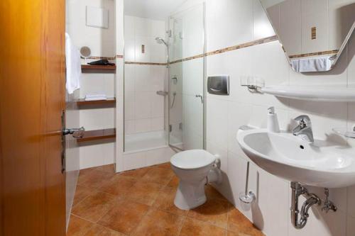 a bathroom with a toilet and a sink and a shower at Gästehaus Untersulzberglehen in Schönau am Königssee