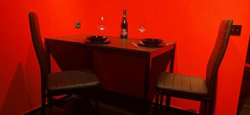 una pequeña mesa con dos copas y una botella de vino en "DREAM ROOM" Тематические апартаменты Харьков! Цоколь! en Járkov