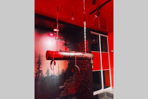 un tubo rosso appeso al lato di un edificio di "DREAM ROOM" Тематические апартаменты Харьков! Цоколь! a Charkiv
