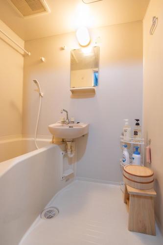 a bathroom with a sink and a toilet and a tub at ローズパーク弐番館 in Funabashi