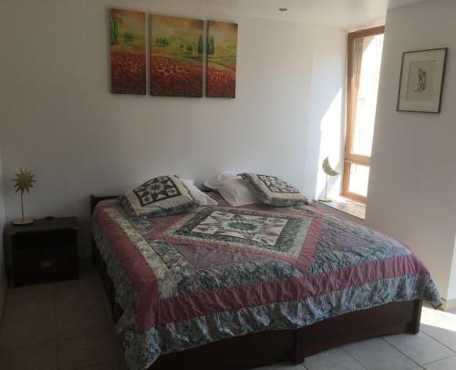 1 dormitorio con cama y ventana en Les chambres d'hôtes de l'Ecurie Goupil en Mont-le-Vignoble