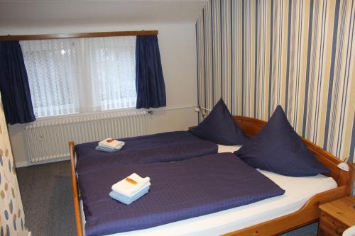 Кровать или кровати в номере Ferienwohnung Ulrike Narjes