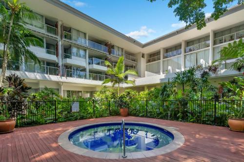 un edificio de apartamentos con piscina frente a un edificio en Elysium Private Apartments at The Drift Resort, en Palm Cove