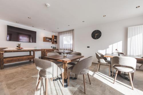 a dining room with a table and chairs at Residence Alpina in Santa Maddalena in Casies