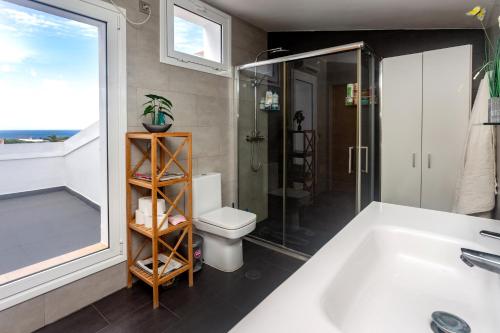 比尼貝卡的住宿－Villa Abbas，带淋浴、卫生间和盥洗盆的浴室