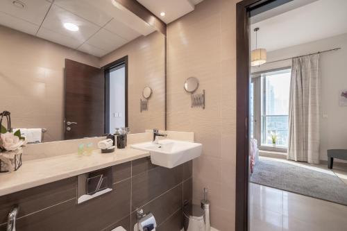 Ein Badezimmer in der Unterkunft HiGuests - Spacious Apt for 5 With Spectacular Marina Views