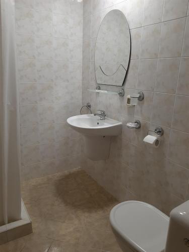 Ένα μπάνιο στο Hotel Silver - All Inclusive, Free parking