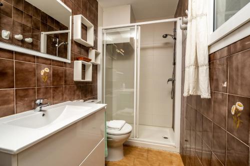 デニアにあるSolymarのバスルーム(トイレ、洗面台、シャワー付)