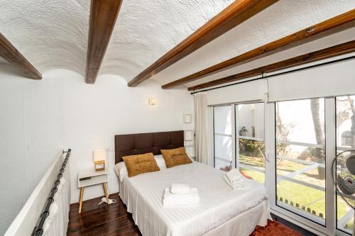 1 dormitorio con cama y ventana grande en Solymar, en Denia