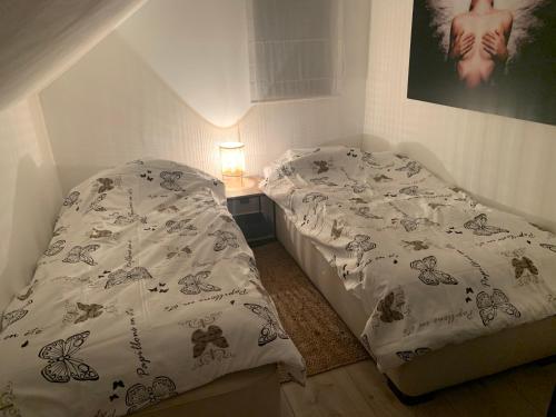 En eller flere senge i et værelse på Maas Lodge