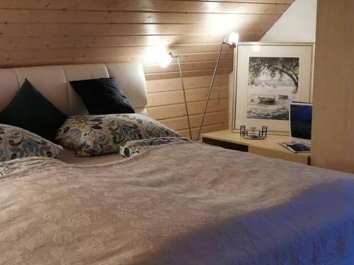 - une chambre avec un grand lit et une télévision dans l'établissement Ferienwohnung Seeliebe, à Radolfzell am Bodensee