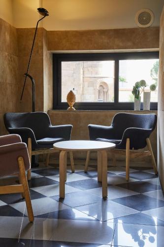a room with chairs and a table and a window at Silken Rona Dalba in Salamanca