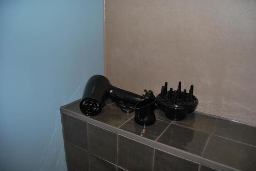 a bunch of knives in a black holder on a wall at Hoeve de Heemser Parel in Heemserveen