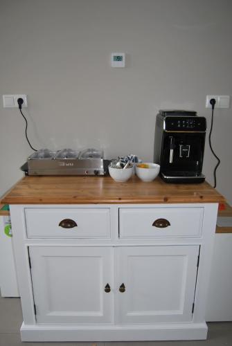 a white cabinet with a counter top with a toaster at Hoeve de Heemser Parel in Heemserveen