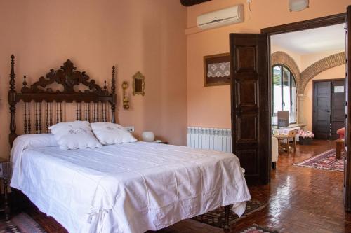 A bed or beds in a room at Casa Rural Antolina