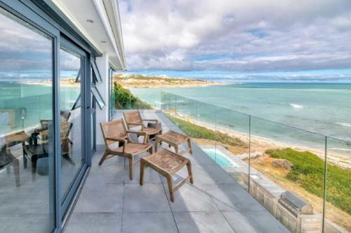 a balcony with a view of the ocean at Marlin Manor in Struisbaai
