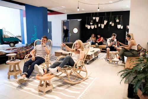 un groupe de personnes assises sur des chaises dans une pièce dans l'établissement Résidence Kley, à Marseille