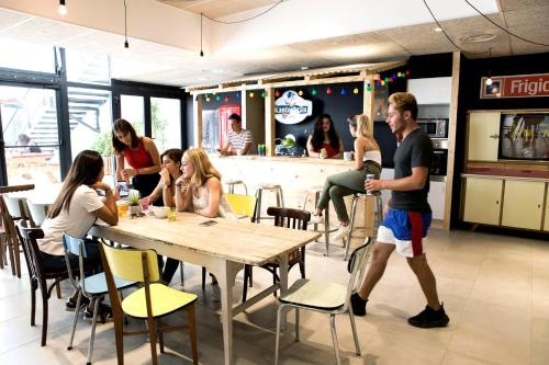 eine Gruppe von Menschen, die an einem Tisch in einem Restaurant sitzen in der Unterkunft Résidence Kley in Marseille