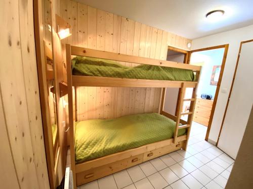 une chambre avec deux lits superposés dans l'établissement RANFOLLY 8, à Morzine