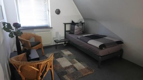 ドルマーゲンにあるMonteurwohnung Maierの小さなベッドルーム(ベッド1台、椅子付)