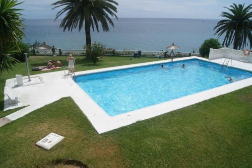 Bazén v ubytování ACAPULCO PLAYA 7 MENYBER nebo v jeho okolí