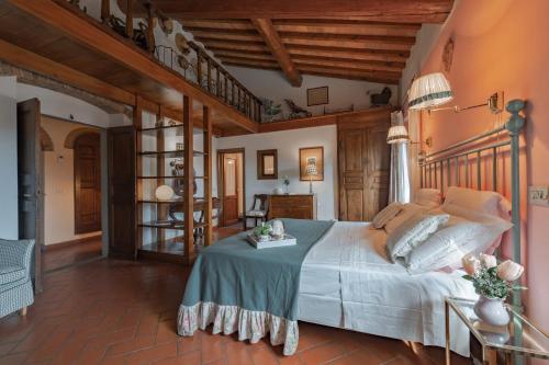una camera con un grande letto in una stanza con soffitti in legno di La Casa Gialla a Impruneta