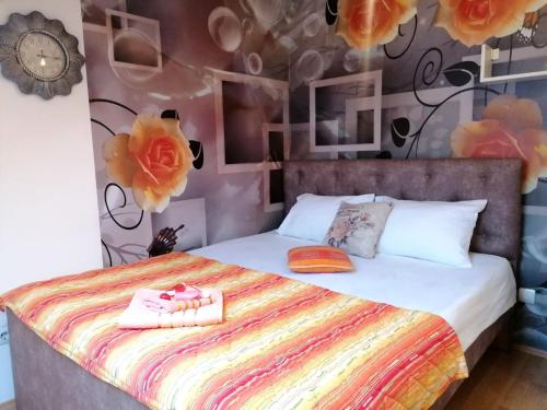 una camera da letto con un letto e asciugamani di Apartman Slavica a Nova Varoš