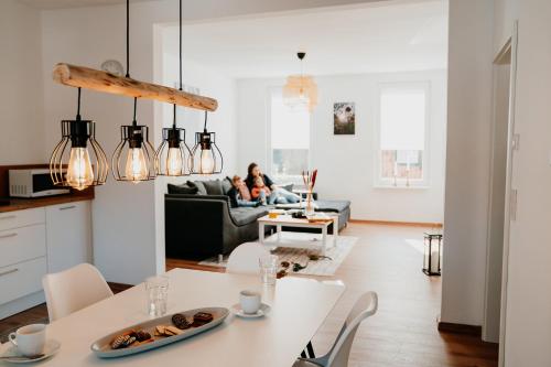 a living room with a table and a couch at WohnWerk Ferienwohnungen Lautenthal in Langelsheim