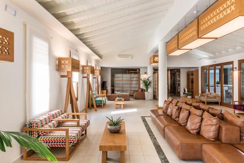 una hall con divani e tavoli in pelle marrone di Stellina Village a Kato Daratso