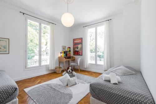 une chambre avec deux lits et deux fenêtres dans l'établissement Stylish Art Deco villa near the sea 4 Bdrs Pool and garage, à Nice