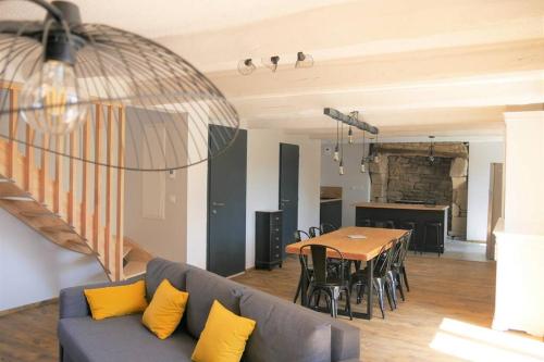 un salon avec un canapé et une table dans l'établissement Longère de Caractère pour vos retrouvailles, à Ploemel