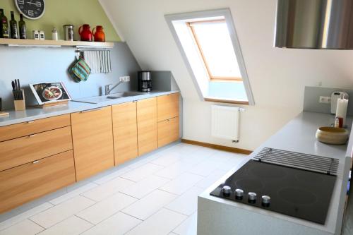 Η κουζίνα ή μικρή κουζίνα στο Familienfreundliche Ferienwohnung am Reuterteich