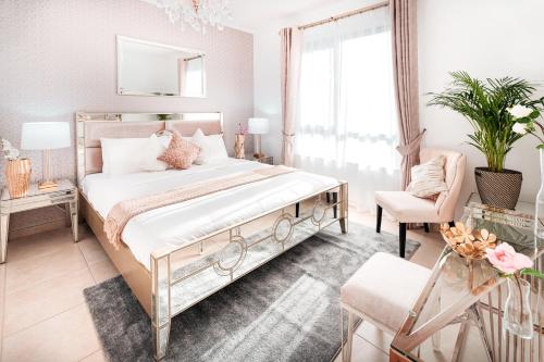 um quarto com uma cama grande e uma cadeira em Elite Royal Apartment - Full Burj Khalifa & Fountain View - Ruby em Dubai