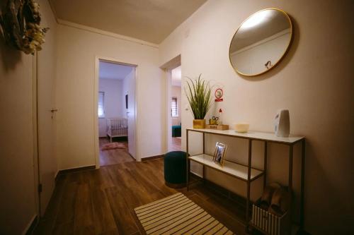 sala de estar con espejo en la pared en Apartman Gold en Slavonski Brod