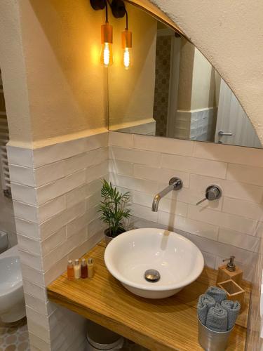 een badkamer met een wastafel en een spiegel bij Via Roma 181 in Polignano a Mare