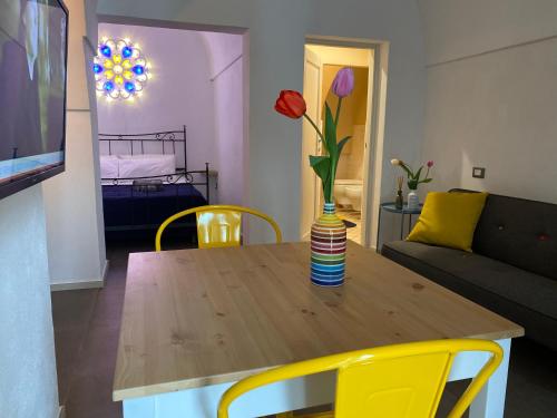 een houten tafel met een vaas erop in de woonkamer bij Via Roma 181 in Polignano a Mare
