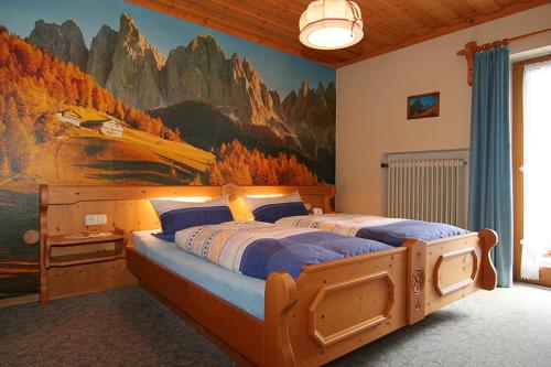 1 dormitorio con 1 cama grande y una pintura en la pared en Gästehaus Hanauerbichl en Schönau am Königssee